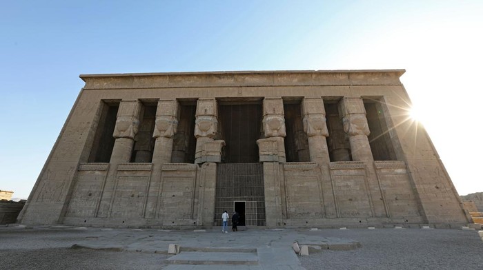 Mengagumi Keindahan Ukiran di Kuil Dendera Mesir Kuno QENA, EGYPT - FEBRUARY 01:General view of the temple from the insideon February 1, 2023 Qena, Egypt. Dandara, the capital of the sixth region of Upper Egypt, where the Trinity was worshiped (Hathor, Hor Hadati, and Hor Ahi).The mention of the city of Dandara in ancient Egyptian mythology indicates that it was the scene of one of the battles that took place between Hathor, the god of Edfu (the husband of Hathor, the goddess of Dendera), and Set, the evil god who killed Osiris, Hor's father.The first origins of the temple go back to the era of the Fourth Dynasty. King Khufu built a temple in this place, which was restored and some additions were made in it during the reign of King Pepi I of the Sixth Dynasty.The current temple dates back to the Greek and Roman eras, starting from the reign of Ptolemy IX (Soter II), who ruled in the year 116 BC, and ended during the reign of the Roman Emperor Trajan in the year 117 AD.The temple, dedicated to Hathor, is one of the best preserved temples in all of Egypt. (Photo by Fadel Dawod/Getty Images)