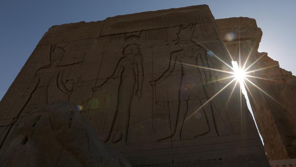 Kuil ini dibangun menggunakan batu pasir selama era Yunani-Romawi, di mana Raja Ptolemeus III memulai pembangunannya, yang memakan waktu sekitar 200 tahun. Â Kuil ini dibangun menggunakan batu pasir selama era Yunani-Romawi, di mana Raja Ptolemeus III memulai pembangunannya, yang memakan waktu sekitar 200 tahun. Â