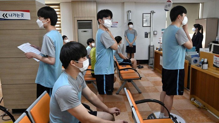 Young South Korean men take a blood test during a medical checkup for conscription at the Seoul Regional Military Manpower Administration in Seoul on February 1, 2023. - South Korea maintains a conscription system that requires almost all healthy male citizens to serve in the military. (Photo by Jung Yeon-je / AFP) (Photo by JUNG YEON-JE/AFP via Getty Images)