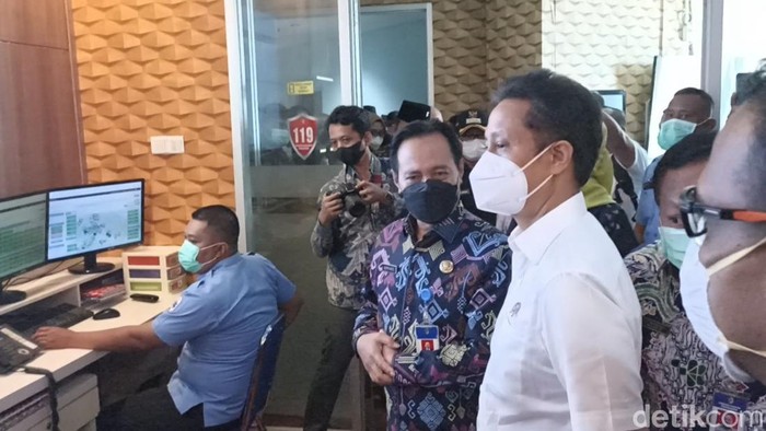 Menkes Budi Gunadi saat meninjau pengelolahan RSUD dr Iskak Tulungagung