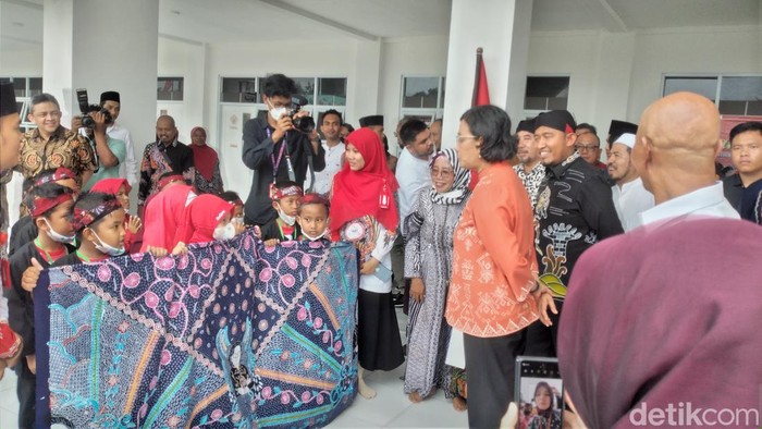 Menkeu Sri Mulyani didampingi Bupati Ahmad Fauzi berkunjung di SD Internasional Fatimah, Sumenep