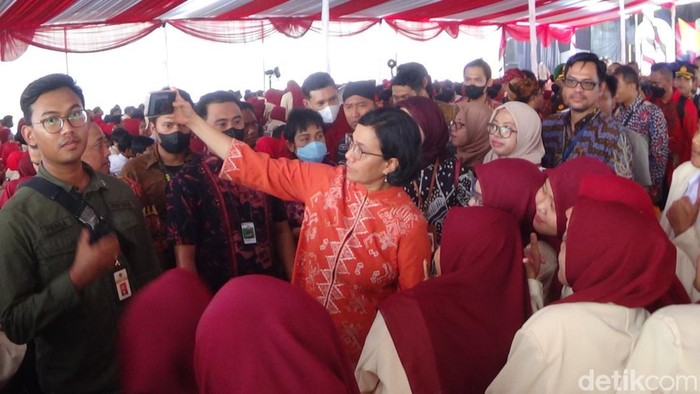 Menkeu Sri Mulyani menyapa mahasiswa STKIP PGRI Sumenep