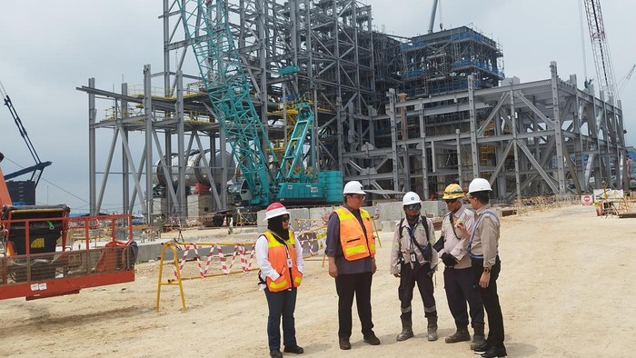 Menko Perekonomian Airlangga Hartarti tinjau pembangunan smelter Freeport di Gresik (2/2/2023).