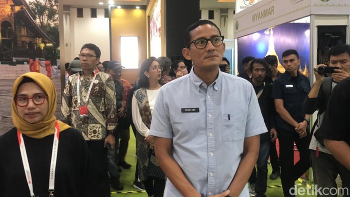 Menparekraf Sandiaga Uno meninjau pameran ekonomi kreatif rangkaian acara ATF 2023 di Jogja Expo Center (JEC), Kamis (2/2/2023).