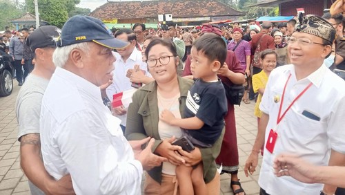 Menteri Basuki dan Gubernur Bali I Wayan Koster saat bertemu dengan seorang warga Kecamatan Melaya yang meminta bantuan biaya operasi anaknya saat kunjungan Presiden Jokowi di Pasar Umum Melaya, Kabupaten Jembrana, Kamis (2/2/2023). (Foto: I Putu Adi Budiastrawan/detikBali)