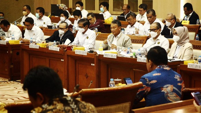 Menteri ESDM Arifin Tasrif dan Komisi VII DPR menggelar rapat kerja di Kompleks Parlemen, Senayan, Jakarta, Kamis (2/2/2023).