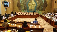 Arifin Tasrif memberikan pemaparan kepada pimpinan dan anggota Komisi VII DPR.