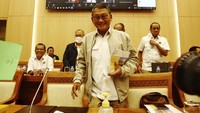 Menteri ESDM Arifin Tasrif tiba di ruang rapat Komisi VII DPR, Kamis (2/2/2023).