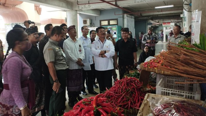 Menteri Pertanian Syaiful Yasin Limpo saat mengecek ketersediaan bahan pokok di Pasar Badung, Denpasar, Kamis (2/2/2023). (Foto: Nuranda Indrajaya/detikBali)