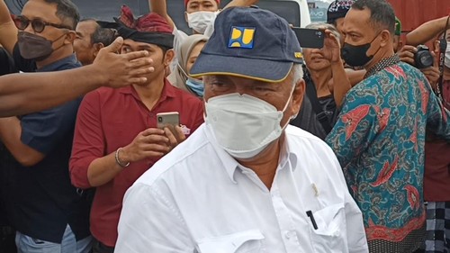 Menteri PUPR, Bambang Hadimoeljono, saat mendampingi Presiden Jokowi dalam kunjungan ke Pasar Baturiti, Rabu (2/2/2023).