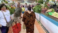 Dengan menggunakan pakaian santai, pelawak berumur 59 tahun ini sedang mencari bahan-bahan makanan lain di pasar. Kira-kira mau beli apa ya?  Foto: Instagram @nunung63.official