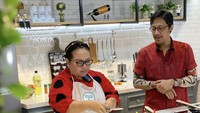 Sahabatan bersama Andre Taulany, pelawak ini terlihat sedang membuat sandwich di dapur. Foto: Instagram @nunung63.official