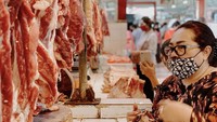 Terlepas dari kabar buruk itu, pelawak wanita ini sempat membagikan momen serunya saat belanja daging di pasar. Foto: Instagram @nunung63.official