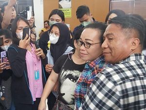Orang Tua Richard Eliezer Jadi Rebutan Foto Pengunjung Sidang