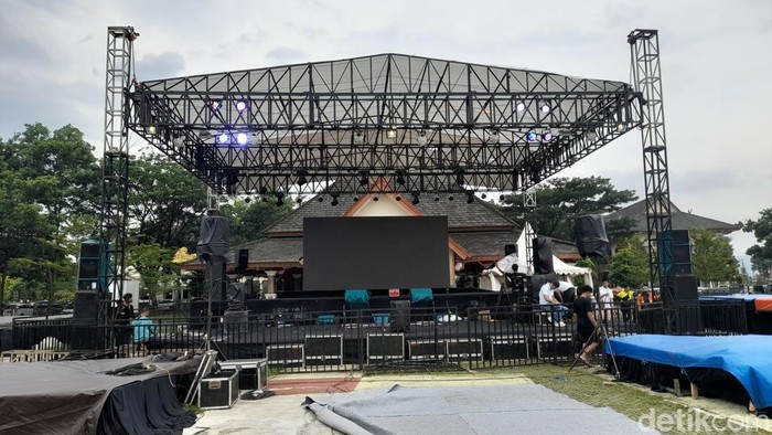 Panggung yang disiapkan panitia untuk menggelar acara Sumedang Bersholawat
