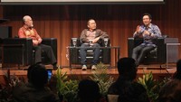 Presiden Direktur PT Toyota Motor Manufacturing Indonesia (TMMIN) Warih Andang Tjahjono (dari kiri) bersama dengan Co-Founder Bukalapak Achmad Zaky dan Sekjen Indonesia Forum Danang Rizky Ginanjar saat acara Inauguration Night Innovation Heroes di Jakarta, Selasa (31/1/2022).
