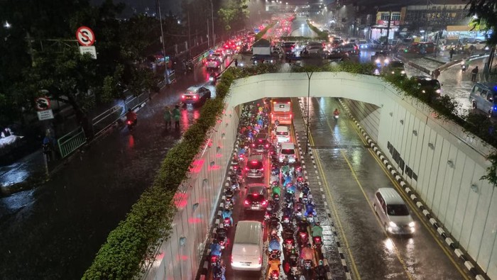 Pasar Minggu arah Lenteng Agung macet parah