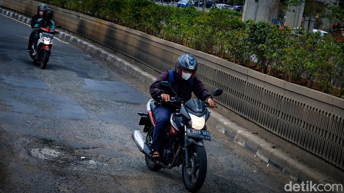 Salah satu titik di Jalan Lebak Bulus Raya, Jakarta Selatan, bergelombang dan berlubang. Alhasil, pengendara melambatkan lajunya saat melintas.