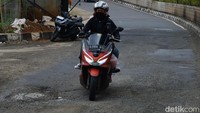 Para pengendara diminta berhati-hati saat melintas kawasan ini.