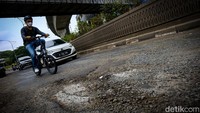 Sejumlah pengendara melintas di Jalan Lebak Bulus Raya, Jaksel, Kamis (2/2/2023) pukul 09.30 WIB. Pantauan di lokasi, jalanan tersebut rusak dan berlubang.