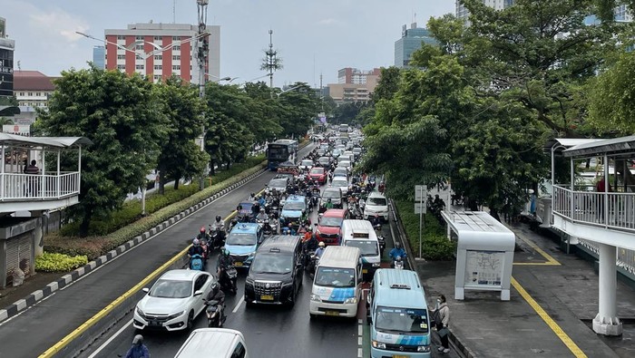 Penampakan Macet Panjang di Jalan Salemba Pagi Ini