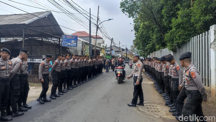 Pengamanan ketat personel polisi jelang reka ulang kecelakaan mahasiswa UI di Jl Srengseng Sawah, Jaksel, Kamis (2/2/2023) siang.