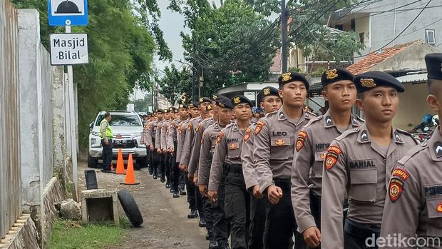 Pengamanan ketat personel polisi jelang reka ulang kecelakaan mahasiswa UI di Jl Srengseng Sawah, Jaksel, Kamis (2/2/2023) siang.