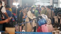 Calon penumpang mengantre untuk lapor diri di konter Check-in Terminal 3 Bandara Soekarno Hatta, Tangerang, Banten, Kamis (2/2/2023).