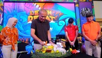 Kepala Wilayah 2 PT Bank Tabungan Negara (Persero) Tbk. Iriska Dewayani (kiri) bersama CEO Kompas Gramedia Lilik Oetama (kedua kiri), dan CEO Group of Retail and Publishing Kompas Gramdia Priyo Utomo (kanan) tersenyum saat pembagian potongan tumpeng dalam Festival Lebih Dekat-HUT ke-53 Gramedia di Gedung Gramedia Matraman di Jakarta, Kamis (2/2).