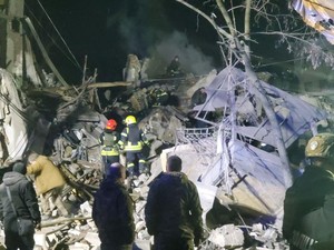 Momen Dramatis Penyelamatan Pria Tertimbun Puing Reruntuhan Bom Rusia