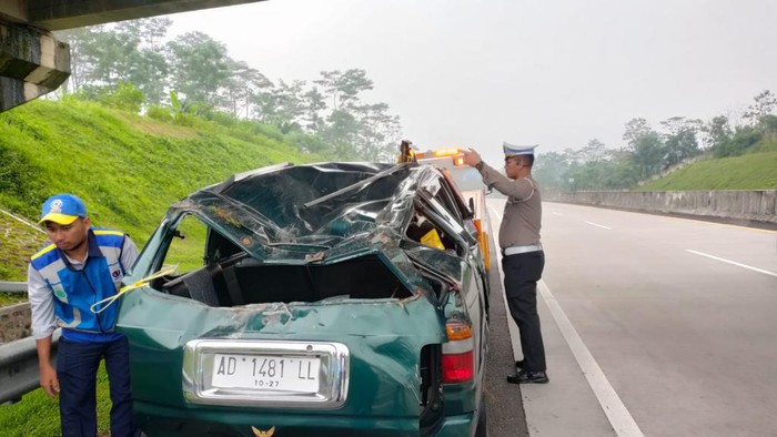 Petugas Satlantas Polres Boyolali olah TKP kecelakaaan di Tol Boyolali yang tewaskan 4 orang, Kamis (2/2/2023).