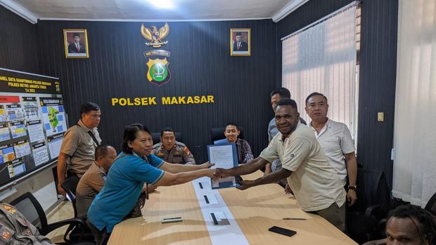Polisi mendamaikan kasus keributan yang melibatkan sejumlah pria terhadap seorang ibu-ibu yang sedang berolahraga di taman di Jaktim. (Screenshot video viral)