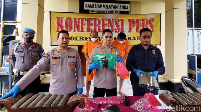 Polisi menunjukkan barang bukti pencurian berupa gamelan di Jogja, Kamis (2/2/2023).