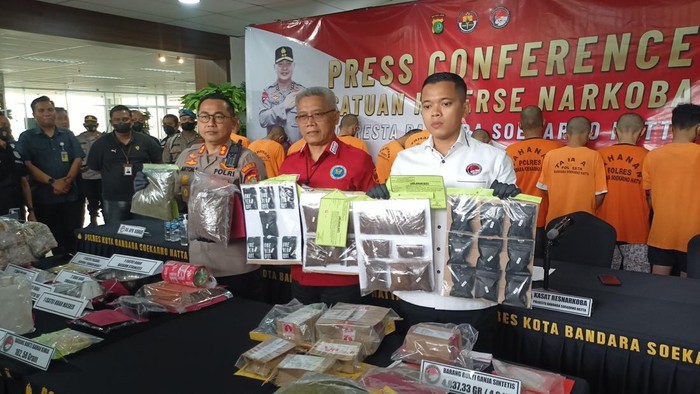 Polres Bandara Soekarno-Hatta membongkar tempat produksi ganja sintetis di Jakarta Selatan.