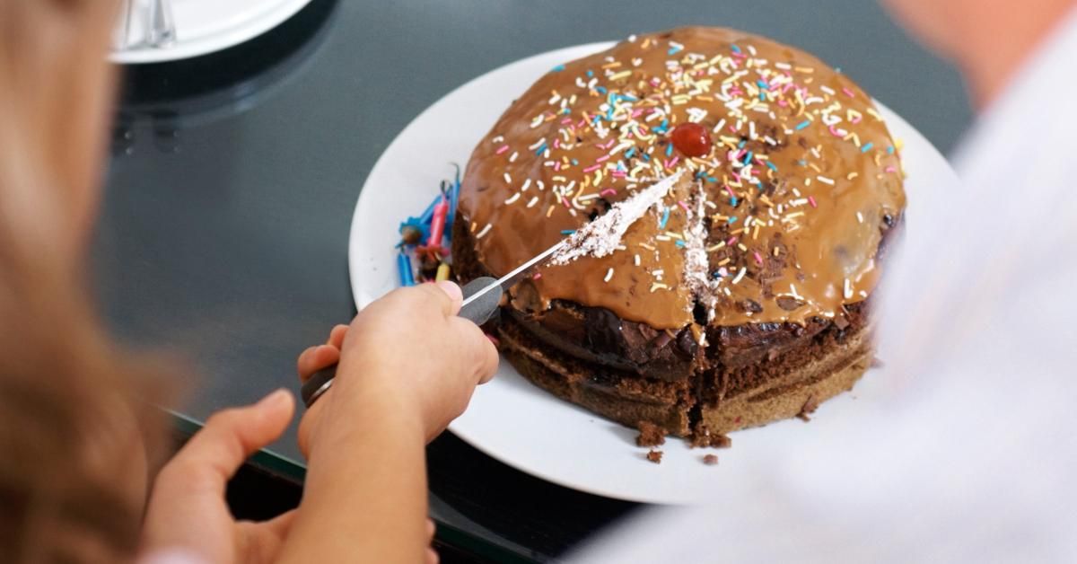 Potong Kue di Restoran, Pelanggan Ini Kaget Ditagih Biaya Rp 374 Ribu!