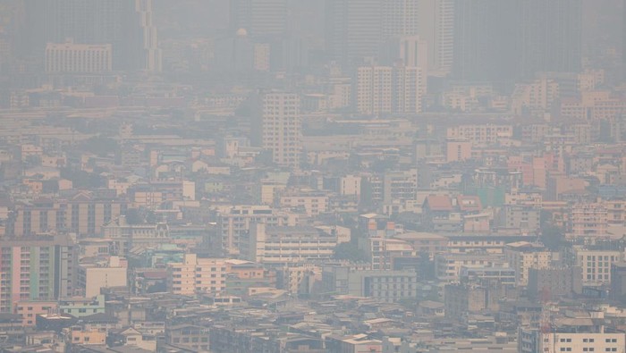 Potret Bangkok Berselimut Polusi Udara A view of the city amid air pollution in Bangkok, Thailand, February 2, 2023. REUTERS/Athit Perawongmetha