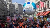 Salah satu demonstran, Hannah Rice berharap aksi tersebut dapat mengirimkan pesan yang kuat kepada pemerintah. (Reuters/Toby Melville)  