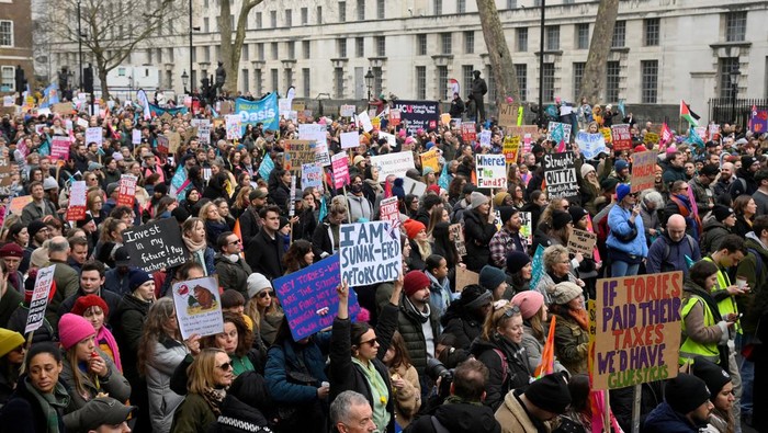 Potret Demo Besar di Inggris! Guru, PNS, hingga Masinis Tuntut Naik Gaji Striking workers attend a march, in London, Britain February 1, 2023. REUTERS/Toby Melville