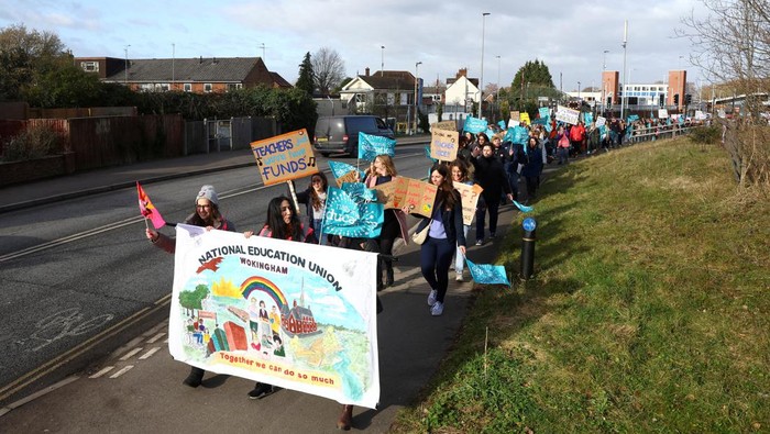 Potret Demo Besar di Inggris! Guru, PNS, hingga Masinis Tuntut Naik Gaji Teachers, parents and children join the strike action at a protest as they walk in Wokingham, Britain, February 1, 2023. REUTERS/Matthew Childs TPX IMAGES OF THE DAY