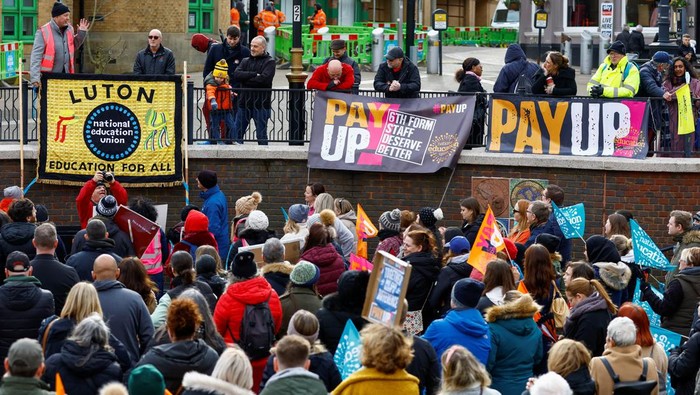 Potret Demo Besar di Inggris! Guru, PNS, hingga Masinis Tuntut Naik Gaji Teachers join the strike action in Luton, Britain February 1, 2023. REUTERS/Peter Cziborra