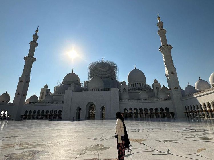 Kemegahan Masjid Agung Sheikh Zayed yang Dikunjungi Jennie Blackpink