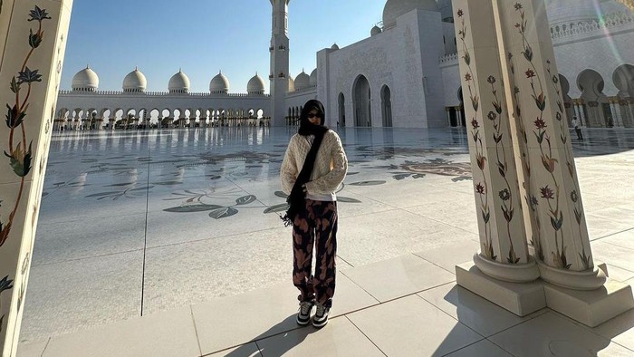 Potret Jennie Blackpink Berkerudung