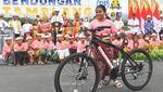 Potret Jokowi Resmikan Bendungan di Buleleng Sambil Bagi-bagi Sepeda