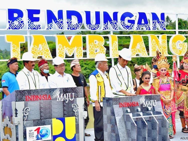 Potret Jokowi Resmikan Bendungan di Buleleng Sambil Bagi-bagi Sepeda