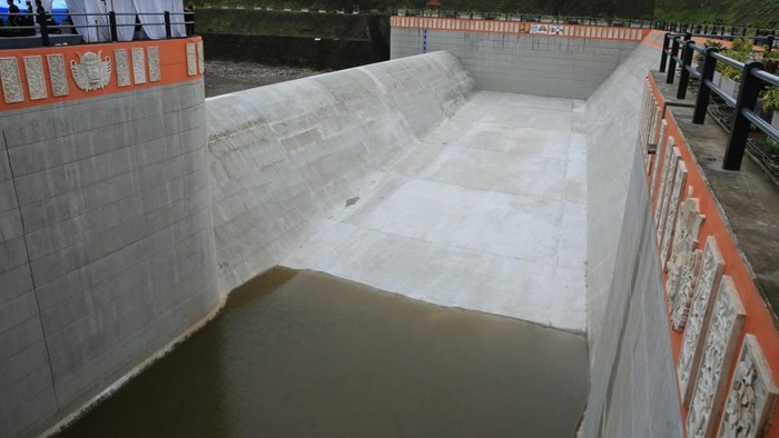 Potret Jokowi Resmikan Bendungan di Buleleng Sambil Bagi-bagi Sepeda Presiden Joko Widodo (Jokowi) meresmikan Bendungan Tamblang atau Bendungan Danu Kerti di Buleleng, Bali, Kamis (2/2). Bendungan ini dibangun sejak 2018 dengan nilai anggaran Rp820 miliar.