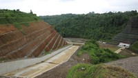 Bendungan Danu Kerthi merupakan bendungan dengan tipe Zonal Inti Tegak dengan panjang 260 meter dan tinggi puncak 70 meter, dilengkapi terowongan pengelak tipe tunnel tapal kuda dengan diameter 4,50 meter panjang 3,55 meter. Dirjen Sumber Daya Air Kementerian PUPR Jarot Widyoko mengatakan satu keunggulan Bendungan Danu Kerthi dari bendungan lain adalah inti bendungan menggunakan teknologi aspal yang menjadi pertama dibangun di Indonesia (Asphalt Core Concrete Embankment Dam - ACCED).