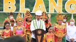 Potret Jokowi Resmikan Bendungan di Buleleng Sambil Bagi-bagi Sepeda