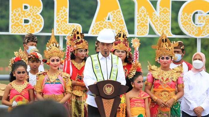 Potret Jokowi Resmikan Bendungan di Buleleng Sambil Bagi-bagi Sepeda Presiden Joko Widodo (Jokowi) meresmikan Bendungan Tamblang atau Bendungan Danu Kerti di Buleleng, Bali, Kamis (2/2). Bendungan ini dibangun sejak 2018 dengan nilai anggaran Rp820 miliar.