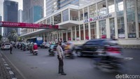 Halte MH Thamrin tersebut didesain menyelaraskan dengan desain gedung Sarinah.