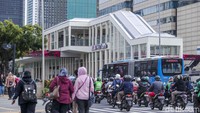 Nama halte itu diganti agar mengandung unsur lokal sesuai nama jalan. Sementara Sarinah, nama tersebut diambil dari nama perusahaan tempat perbelanjaan.